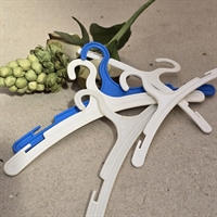 fire-hvide-en-blaa-dukke-tøj-boejle-retro-plastikbøjler-legetøj